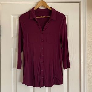 Stretchy Maroon 3/4 Length Collared Button-Down
